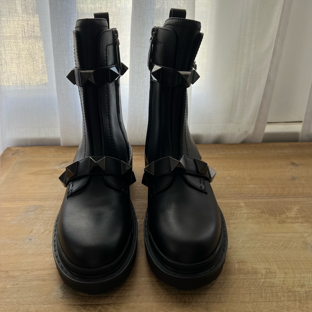 Valentino Roman Stud Calfskin Combat Boot With Tonal Studs In Black Size 37 New - Picture 5 of 15